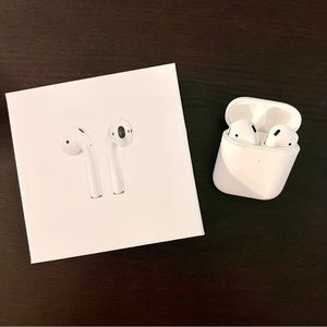 🍎 APPLE AIRPODS AND CHARGING CASE